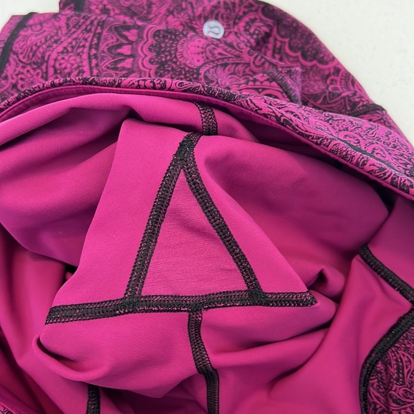 Lululemon 17” Outrun Crops in Fuchsia Paisley Sz 8 - Picture 12 of 12